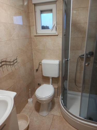 un bagno con wc, doccia e lavandino di Žulj Vodice a Vodice