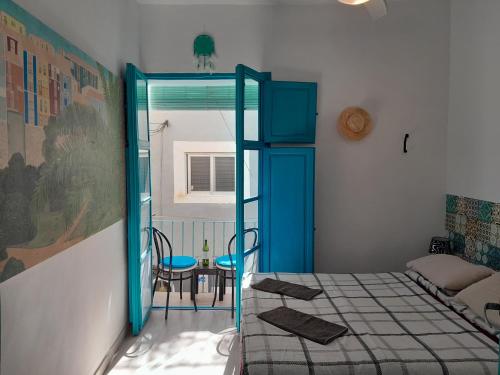 ein Schlafzimmer mit einem Bett und ein Zimmer mit einem Fenster in der Unterkunft Apartment Blue Lagune in Villajoyosa