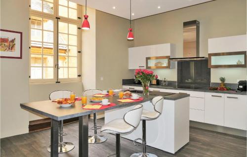 - une cuisine avec une table à manger et des chaises dans l'établissement La Labrousse, à Sarlat-la-Canéda