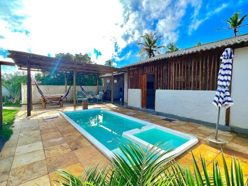 ein Swimmingpool im Hinterhof eines Hauses in der Unterkunft Casa Branca BG in Barra Grande
