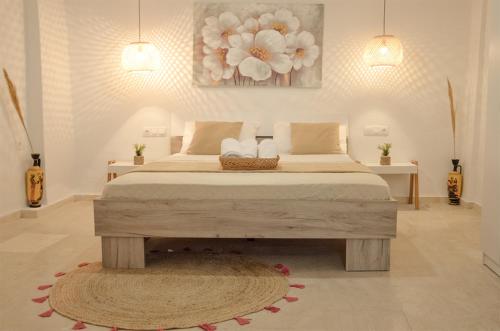 1 dormitorio con 1 cama grande y 1 alfombra en Vel Boutique Suites en Agia Galini
