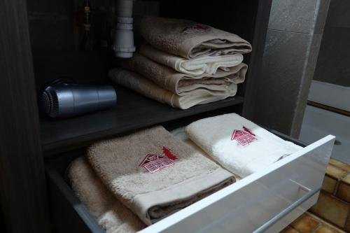 uma gaveta cheia de toalhas numa casa de banho em Les 3 marmottes duplex proche de la station Les Karellis em Montricher-Albanne