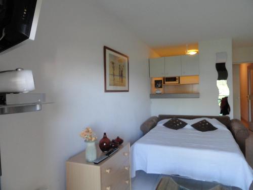 a small bedroom with a bed and a kitchen at Cannes Terrace Beach Front & Sea view in Cannes