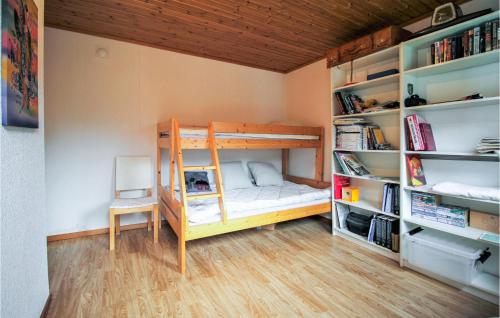 Krevet ili kreveti na kat u jedinici u objektu 2 Bedroom Cozy Home In Halmstad
