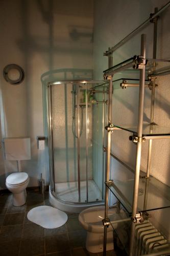 une salle de bain avec douche et toilettes dans l'établissement Villa con piscina tra Porto vecchio e Bonifacio, à Figari