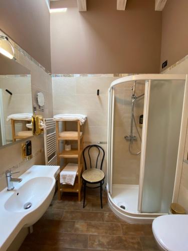 a bathroom with a shower and a sink at Romantica camere Le Fate con Vista sulle Montagne vicino a Bassano del Grappa in Romano D'Ezzelino