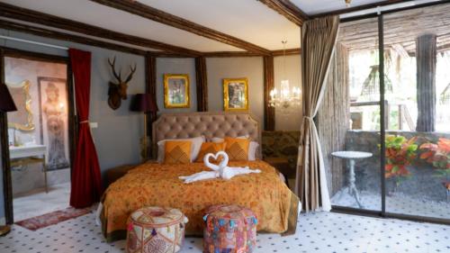 Postel nebo postele na pokoji v ubytování Jungle Moon Homestay จังเกิ้ลมูน โฮมสเตย์ บางเสร่