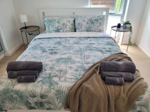 En eller flere senge i et værelse på Sunset Beach Paradise St Kilda