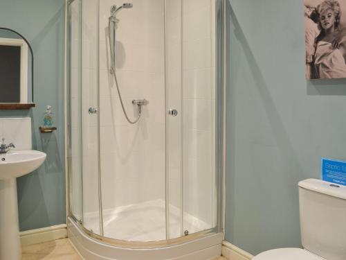 BelladrumにあるThe Kennels Bothy - Beaufort Estateのバスルーム(ガラスドア付きのシャワー付)