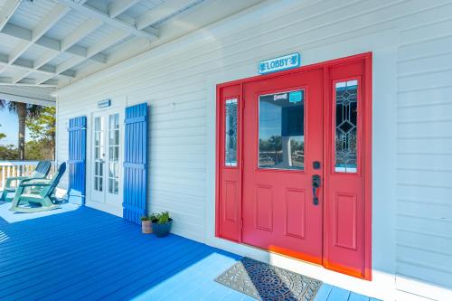 une porte rouge sur le côté d'une maison dans l'établissement St George Inn, à Île Saint Georges