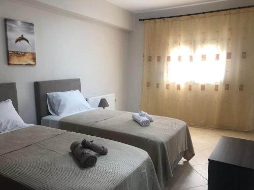ein Schlafzimmer mit zwei Betten mit ausgestopften Tieren in der Unterkunft Stella Luxury Apartment Kalathos in Kalathos