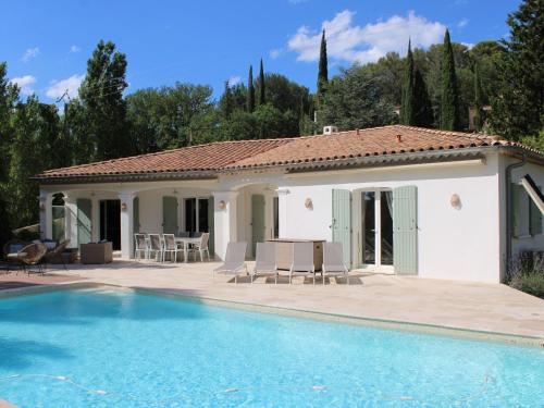 Pleasant holiday home in Lorgues with private pool