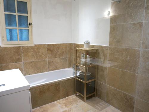uma casa de banho com uma banheira e um lavatório em Charming holiday home in Lorgues with private pool em Lorgues