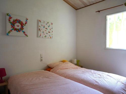 um quarto com uma cama e uma janela em Charming holiday home in Lorgues with private pool em Lorgues