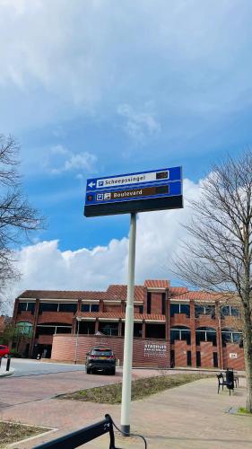 a blue street sign in front of a building at Woonboot 4 Harderwijk in Harderwijk