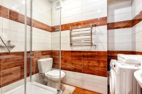 ein Bad mit einem WC und einer Dusche in der Unterkunft apartment on the 29th floor in Astana