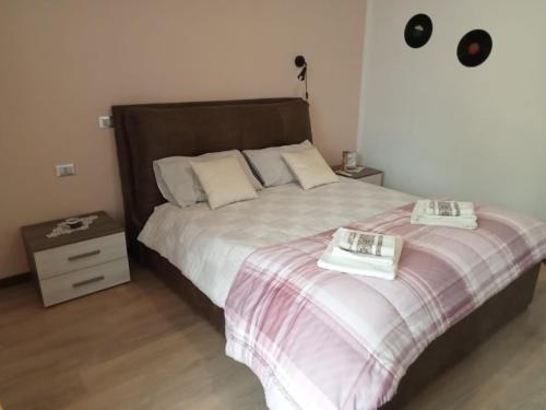 - une chambre avec un lit et 2 plateaux dans l'établissement Amore di lago, à Tavernola Bergamasca