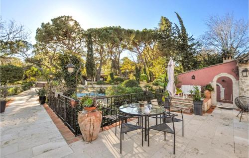 un patio extérieur avec une table et des chaises dans l'établissement Nice Home In Le Plan-De-La-Tour, au Plan-de-la-Tour