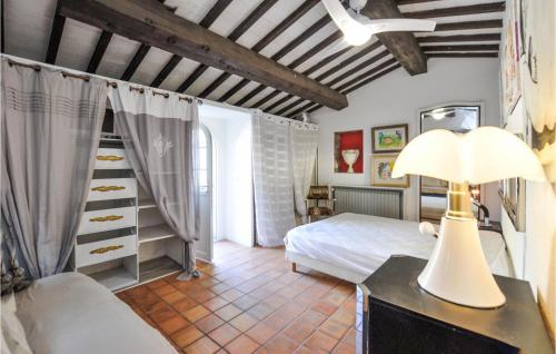 een slaapkamer met een bed en een tafel met een lamp bij Lovely Home In Le Plan-de-la-tour With Kitchen in Plan-de-la-Tour