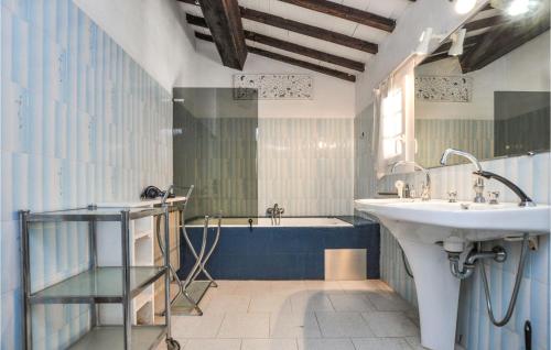 een badkamer met een wastafel en een bad bij Lovely Home In Le Plan-de-la-tour With Kitchen in Plan-de-la-Tour