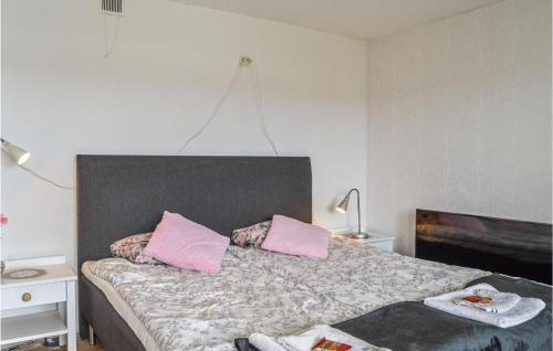 En eller flere senge i et værelse på Cozy Home In Trosa With House Sea View