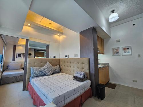 um quarto com uma cama grande num quarto em Spacious Studios em Manila