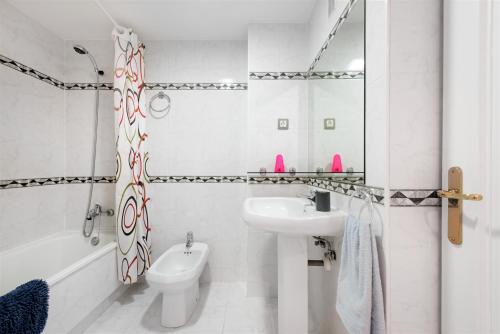 uma casa de banho branca com um lavatório e um WC em RETIRO-IBIZA ALQUILER TEMPORAL-Hospitales em Madri