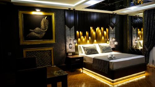 um quarto com uma cama king-size e uma lareira em Goldenlife Hotel Baku em Baku