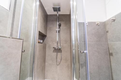 La salle de bains est pourvue d'une douche avec une porte en verre. dans l'établissement JAWO Apartments Koblenz modern & zentral, Küche & WIFI, à Coblence