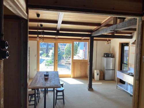 una sala da pranzo con tavolo e sedie in cucina di 宿坊 れんじょう寺 奈良 Temple Stay Renjoji Nara a Nara