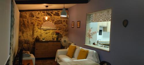 O Remanso Devesa في بونتيفيدرا: غرفة معيشة مع أريكة ومرآة