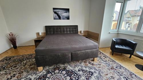 ブラトナーにあるUbytování Pavel Voborníkのベッドルーム(大型ベッド1台、椅子付)