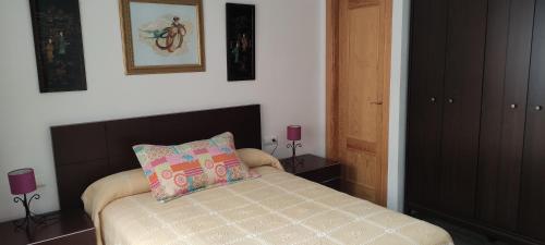 1 dormitorio con cama con almohada en PUERTA DEL SOL, en Rincón de la Victoria