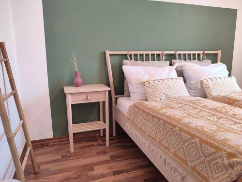 Säng eller sängar i ett rum på coffeelounge: zentrale Wohnung mit Küche inkl. Kaffee