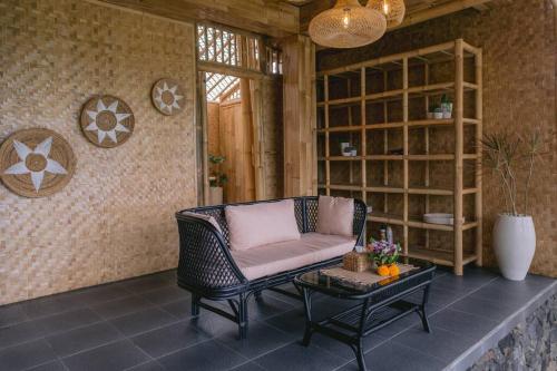 Χώρος καθιστικού στο Makerti Bali~Bamboo House