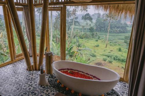 Κήπος έξω από το Makerti Bali~Bamboo House
