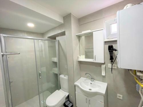 uma casa de banho com um chuveiro, um WC e um lavatório. em Kuzguncuk View em Istambul