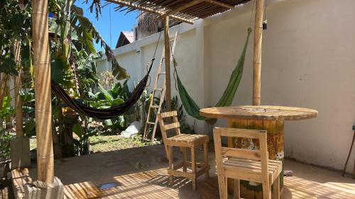 un patio con mesa, sillas y hamaca en PALUM Prívate Room share bathroom, en Palomino