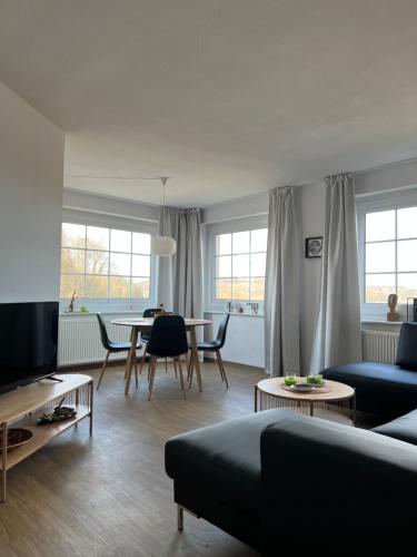 ein Wohnzimmer mit einem Sofa und einem Tisch in der Unterkunft Fi-Eck Apartments in Waldeck