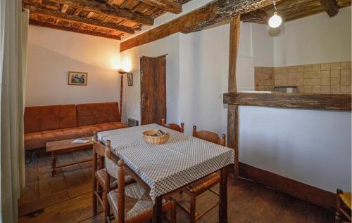 jadalnia ze stołem i kanapą w obiekcie Lovely Home In Carcheto Brustico w mieście Carcheto