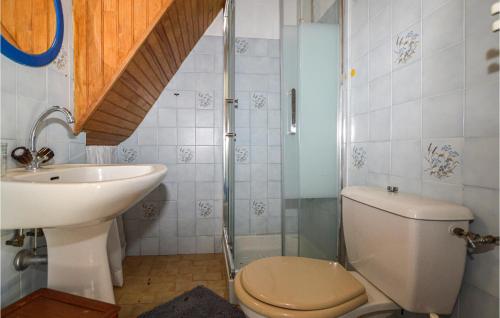 Et badeværelse på Lovely Home In Carcheto Brustico With Jacuzzi