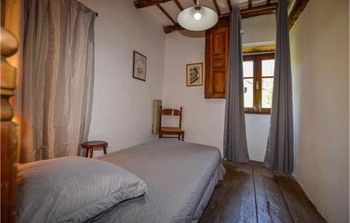 Lovely Home In Carcheto Brustico With Jacuzzi tesisinde bir odada yatak veya yataklar