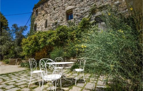 une table et des chaises devant un bâtiment dans l'établissement Gorgeous Apartment In Carcheto Brustico, à Carcheto