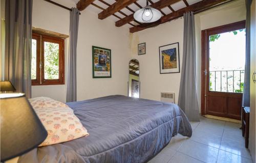 1 dormitorio con cama y ventana en Beautiful Apartment In Carcheto Brustico With House A Panoramic View, en Carcheto