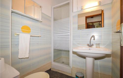 y baño con lavabo, aseo y ducha. en Beautiful Apartment In Carcheto Brustico With House A Panoramic View, en Carcheto