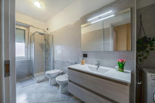 a bathroom with a sink and a toilet and a shower at [20min. Duomo] Design, Wi-fi. in Sesto San Giovanni