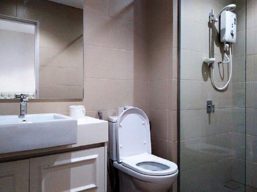 ein Bad mit einem WC, einem Waschbecken und einer Dusche in der Unterkunft Your Perfect Stay for Shopping and Entertainment - Hostahome Suites at I-City in Shah Alam