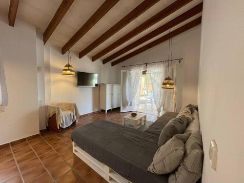 ein Wohnzimmer mit einem Sofa und einem Bett in der Unterkunft Sa Calma 47 in Son Xoriguer