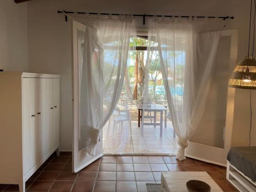 ein Wohnzimmer mit einer Glasschiebetür zu einer Terrasse in der Unterkunft Sa Calma 47 in Son Xoriguer