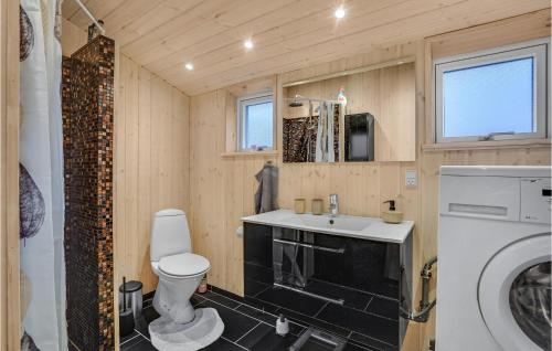 uma pequena casa de banho com WC e lavatório em 1 Bedroom Nice Home In Hjby em Højby